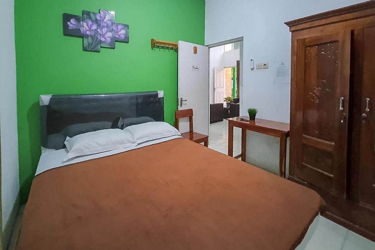 Syafa Homestay Syariah Mitra Reddoorz Tuban  Buitenkant foto