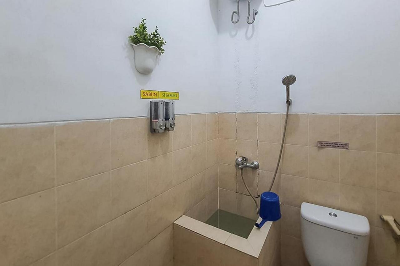 Syafa Homestay Syariah Mitra Reddoorz Tuban  Buitenkant foto