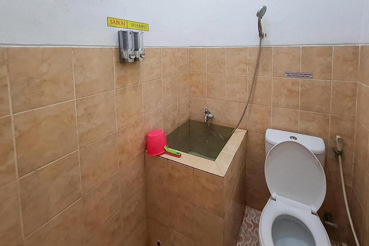 Syafa Homestay Syariah Mitra Reddoorz Tuban  Buitenkant foto