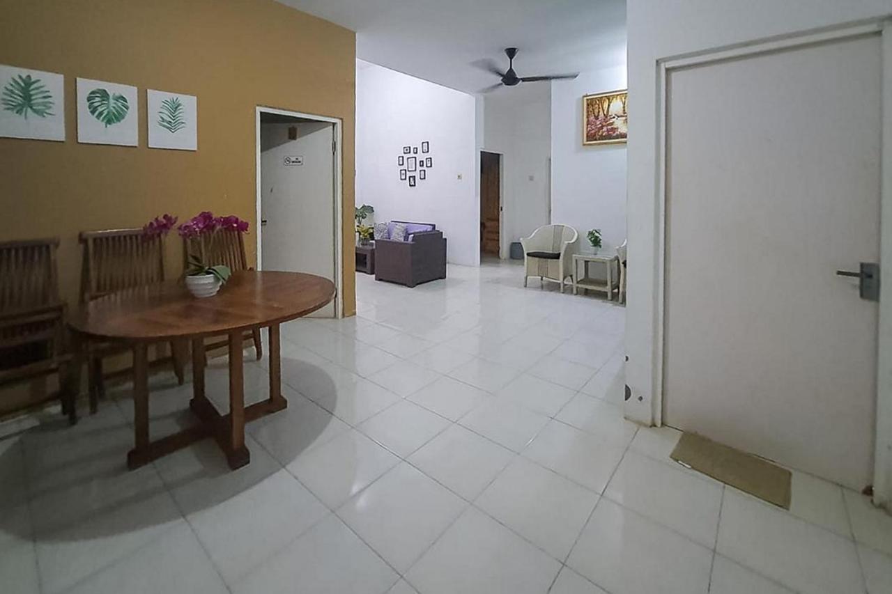 Syafa Homestay Syariah Mitra Reddoorz Tuban  Buitenkant foto