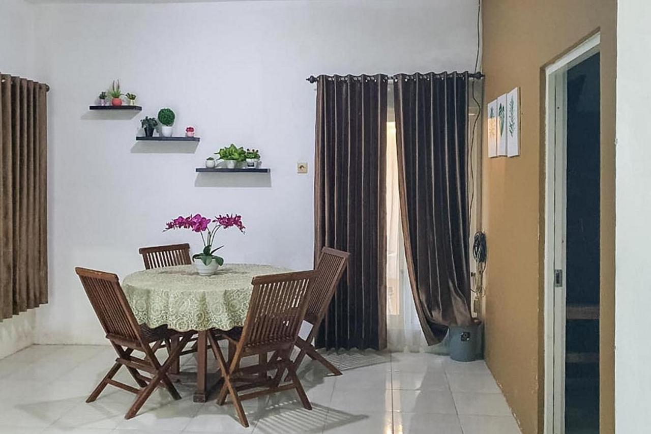 Syafa Homestay Syariah Mitra Reddoorz Tuban  Buitenkant foto