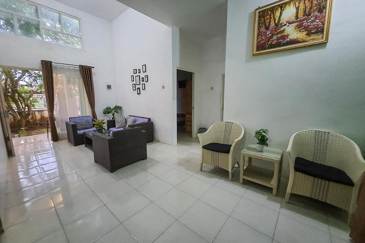 Syafa Homestay Syariah Mitra Reddoorz Tuban  Buitenkant foto
