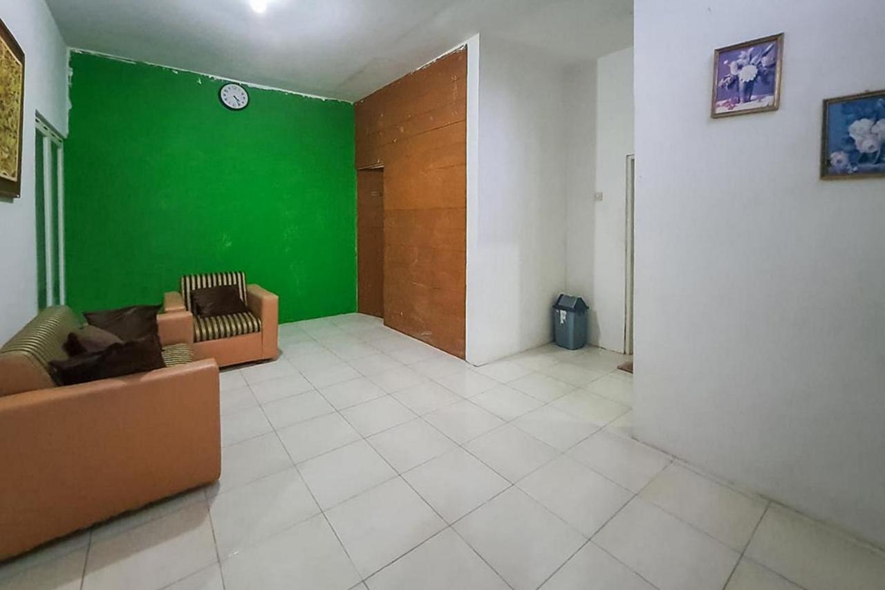 Syafa Homestay Syariah Mitra Reddoorz Tuban  Buitenkant foto